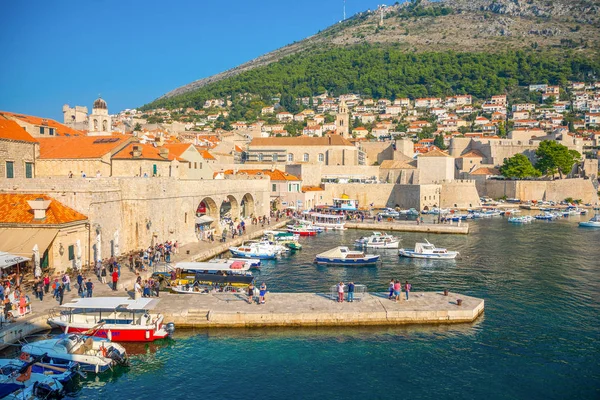 Dubrovnik, Kroatië - 20.10.2018: Oude stad van Dubrovnik met zijn oude haven vol met boten, Kroatië — Stockfoto