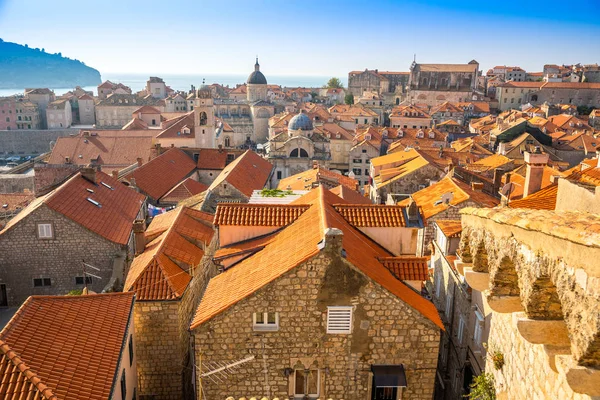 Dubrovnik kırmızı görünümünü Hırvatistan'da gün batımı ışıkta çatılar