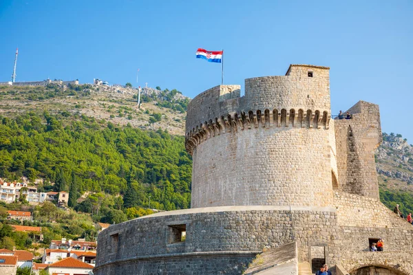 Torre Minceta y Dubrovnik murallas medievales de la ciudad vieja al atardecer, Croacia — Foto de Stock