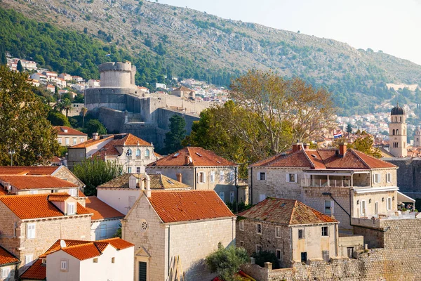 Vista desde Fort Lovrijenac hasta Dubrovnik Casco antiguo de Croacia al atardecer — Foto de Stock