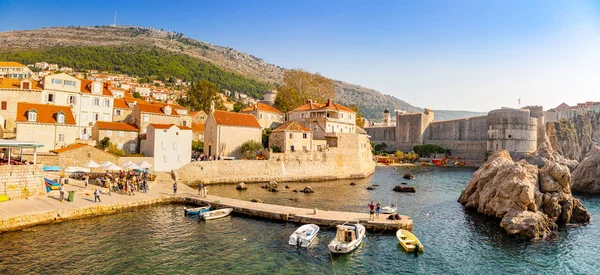 Vista desde Fort Lovrijenac hasta Dubrovnik Casco antiguo de Croacia al atardecer — Foto de Stock