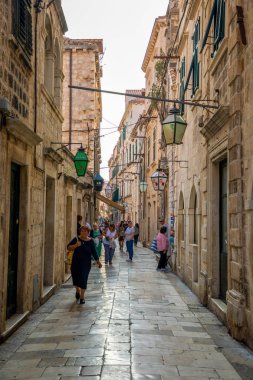 Dubrovnik, Hırvatistan - 20.10.2018: Dubrovnik, Hırvatistan'ın eski şehir ortaçağ dar sokakta