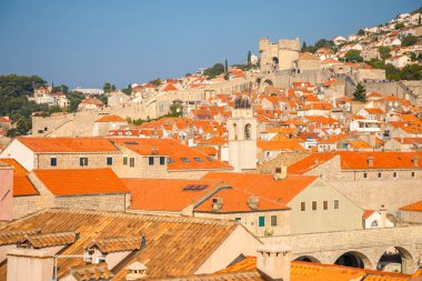 Dubrovnik kırmızı görünümünü Hırvatistan'da gün batımı ışıkta çatılar