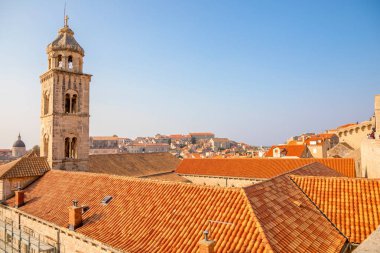 Dubrovnik kırmızı görünümünü Hırvatistan'da gün batımı ışıkta çatılar