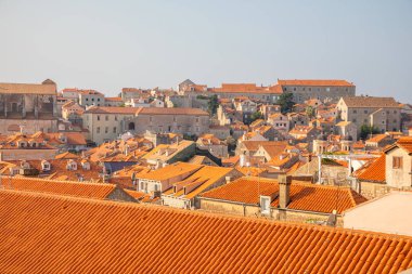 Dubrovnik kırmızı görünümünü Hırvatistan'da gün batımı ışıkta çatılar