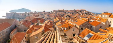 Dubrovnik kırmızı görünümünü Hırvatistan'da gün batımı ışıkta çatılar