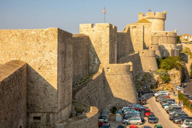 Dubrovnik, Hırvatistan - 20.10.2018: Minceta Kulesi ve Dubrovnik ortaçağ eski şehir şehir duvarlarının günbatımı zaman, Hırvatistan