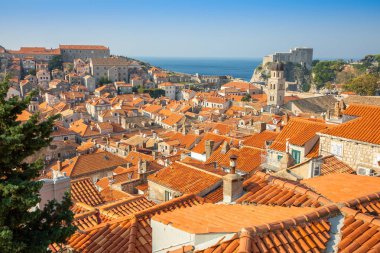 Dubrovnik kırmızı görünümünü Hırvatistan'da gün batımı ışıkta çatılar