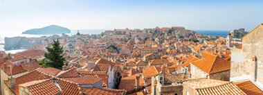 Dubrovnik kırmızı görünümünü Hırvatistan'da gün batımı ışıkta çatılar