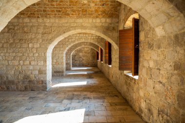 Dubrovnik, Hırvatistan - 20.10.2018: İç Fort Lovrijenac, St. Lawrence kale Bina mimari Dubrovnik, Hırvatistan