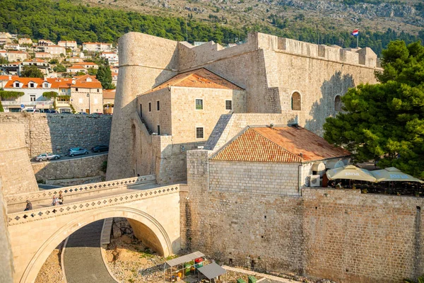 Dubrovnik, Croacia - 20.10.2018: Vista del puente de piedra entre dos partes de la ciudad amurallada de Dubrovnik, Croacia — Foto de Stock