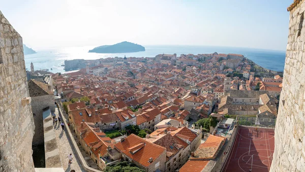 Dubrovnik, Croacia - 20.10.2018: Vista de los tejados rojos de Dubrovnik en Croacia al atardecer — Foto de Stock