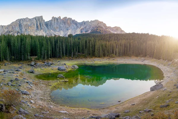 Karersee nebo Lago di Carezza, je jezero s pohoří Latemar skupiny na pozadí v Dolomitech v Tyrolsku, Itálie — Stock fotografie