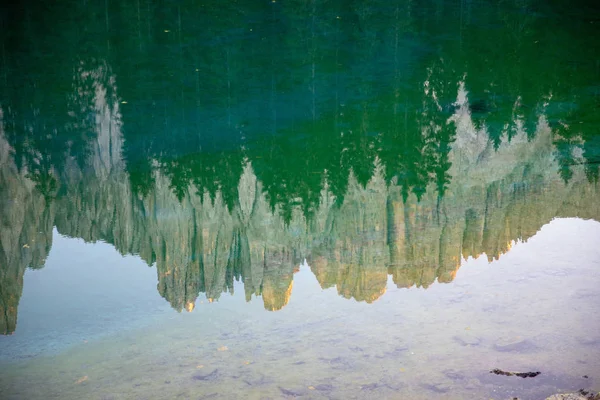 Karersee ή Lago di Carezza, είναι μια λίμνη με οροσειρά του ομίλου Latemar σε φόντο στους Δολομίτες στο Τιρόλο, Ιταλία — Φωτογραφία Αρχείου