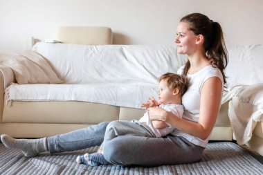 Sevimli küçük çocuk annesi ev ile oynarken Down sendromlu