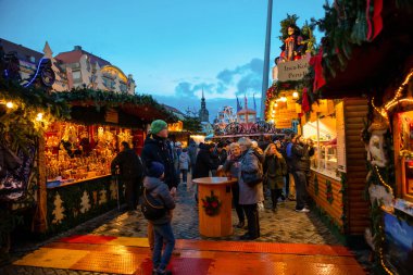 Dresden, Almanya - 9.12.2018: İnsanlar Noel Pazar Striezelmarkt Dresden, Almanya ziyaret edin