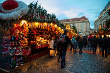 Dresden, Almanya - 9.12.2018: İnsanlar Noel Pazar Striezelmarkt Dresden, Almanya ziyaret edin