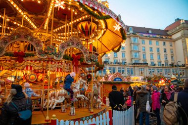 Dresden, Almanya - 9.12.2018: Noel carousel, Dresden, Almanya pazarında Striezelmarkt gecesi