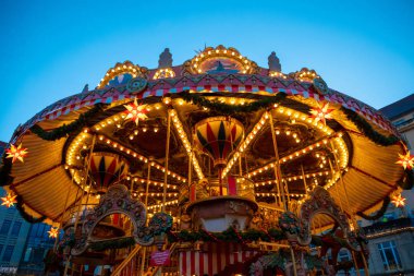 Dresden, Almanya - 9.12.2018: Noel carousel, Dresden, Almanya pazarında Striezelmarkt gecesi