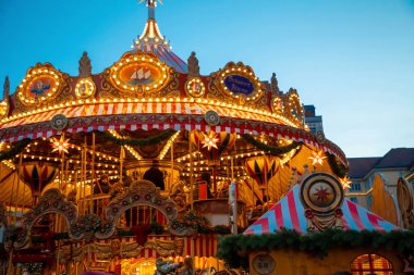Dresden, Almanya - 9.12.2018: Noel carousel, Dresden, Almanya pazarında Striezelmarkt gecesi