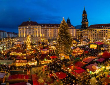 Dresden, Almanya - 9.12.2018: İnsanlar Noel Pazar Striezelmarkt Dresden, Almanya ziyaret edin
