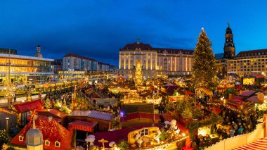 Dresden, Almanya - 9.12.2018: İnsanlar Noel Pazar Striezelmarkt Dresden, Almanya ziyaret edin