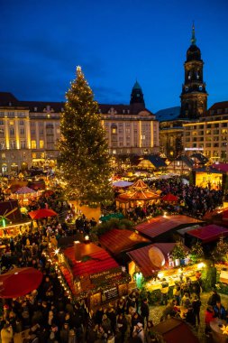 Dresden, Almanya - 9.12.2018: İnsanlar Noel Pazar Striezelmarkt Dresden, Almanya ziyaret edin