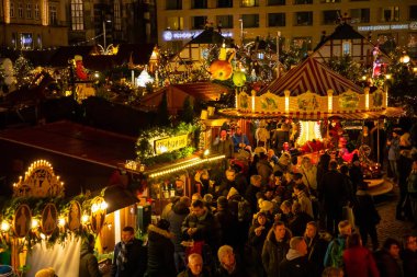 Dresden, Almanya - 9.12.2018: İnsanlar Noel Pazar Striezelmarkt Dresden, Almanya ziyaret edin