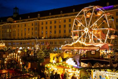 Dresden, Almanya - 9.12.2018: İnsanlar Noel Pazar Striezelmarkt Dresden, Almanya ziyaret edin