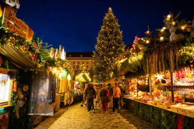 Dresden, Almanya - 9.12.2018: İnsanlar Noel Pazar Striezelmarkt Dresden, Almanya ziyaret edin