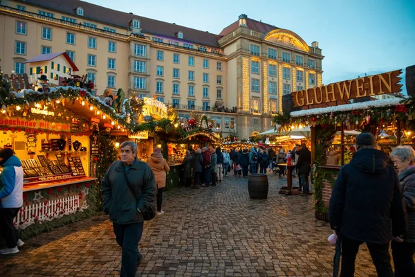 Drážďany, Německo - 9.12.2018: Lidé navštívit vánoční trh Striezelmarkt v Drážďanech, Německo — Stock fotografie