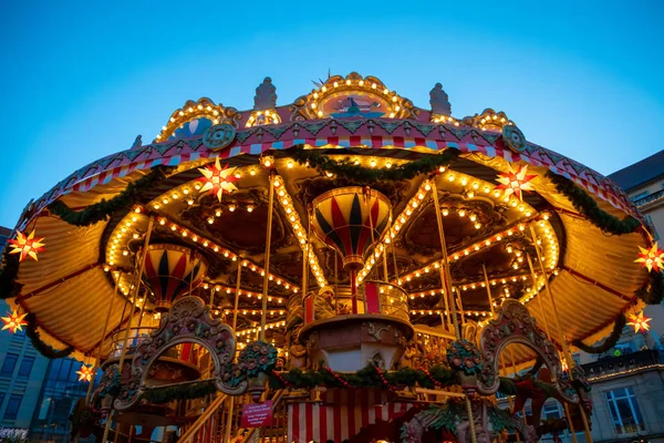 Dresden, Duitsland - 9.12.2018: Kerst carrousel nachts op markt Striezelmarkt in Dresden, Duitsland — Stockfoto