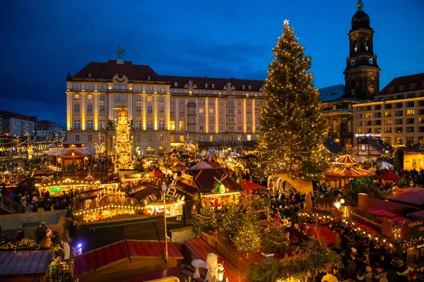 Dresden, Duitsland - 9.12.2018: Mensen bezoeken kerst markt Striezelmarkt in Dresden, Duitsland — Stockfoto