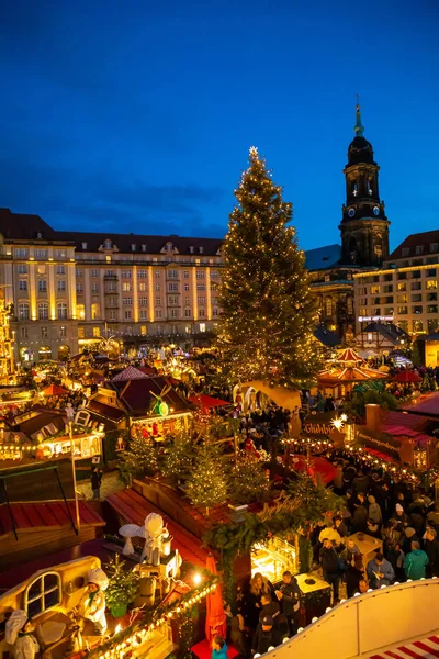 Dresden, Duitsland - 9.12.2018: Mensen bezoeken kerst markt Striezelmarkt in Dresden, Duitsland — Stockfoto