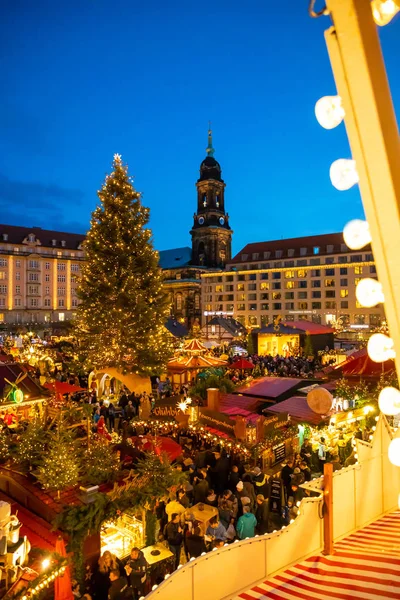 Dresden, Alemanha - 9.12.2018: As pessoas visitam o Mercado de Natal Striezelmarkt em Dresden, Alemanha — Fotografia de Stock