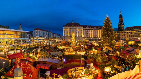 Drezda, Németország - 9.12.2018: Ember látogat el a karácsonyi piacra Striezelmarkt-Drezda, Németország — Stock Fotó