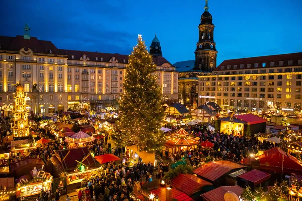 Dresden, Duitsland - 9.12.2018: Mensen bezoeken kerst markt Striezelmarkt in Dresden, Duitsland — Stockfoto