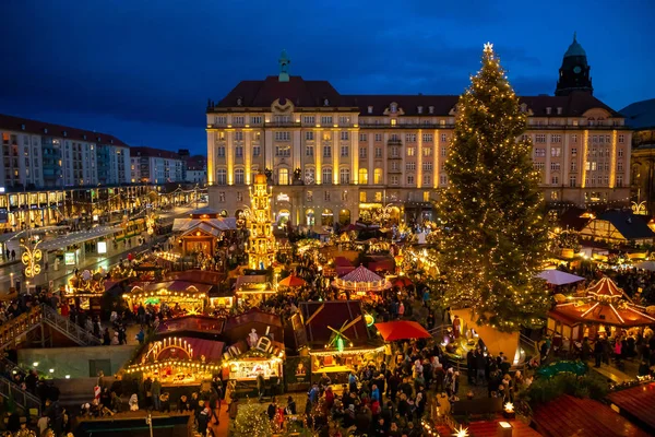 Dresden, Alemanha - 9.12.2018: As pessoas visitam o Mercado de Natal Striezelmarkt em Dresden, Alemanha — Fotografia de Stock