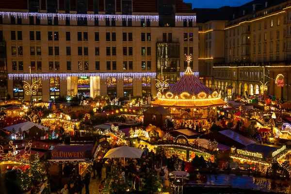 Dresde, Allemagne - 9.12.2018 : Les gens visitent le marché de Noël Striezelmarkt à Dresde, Allemagne — Photo