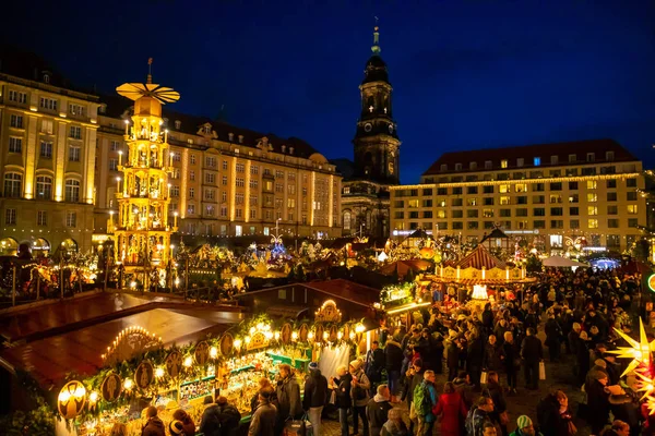 Dresden, Duitsland - 9.12.2018: Mensen bezoeken kerst markt Striezelmarkt in Dresden, Duitsland — Stockfoto