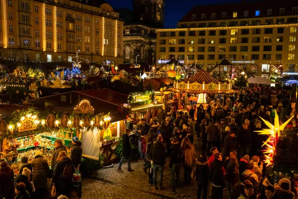 Dresden, Alemanha - 9.12.2018: As pessoas visitam o Mercado de Natal Striezelmarkt em Dresden, Alemanha — Fotografia de Stock