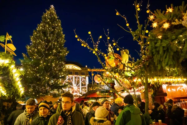 Drezda, Németország - 9.12.2018: Ember látogat el a karácsonyi piacra Striezelmarkt-Drezda, Németország — Stock Fotó