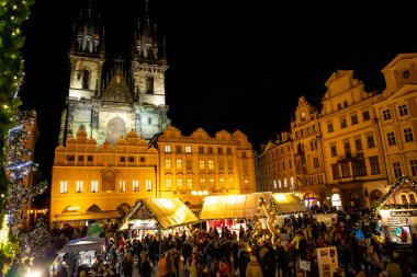 Prague, Çek Cumhuriyeti - 1.12.2018: Eski Şehir Meydanı Prag ile Noel ağacı