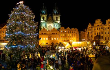 Prague, Çek Cumhuriyeti - 1.12.2018: Eski Şehir Meydanı Prag ile Noel ağacı