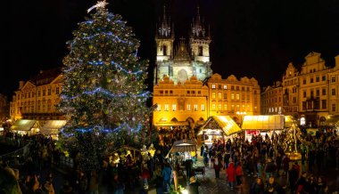 Prague, Çek Cumhuriyeti - 1.12.2018: Eski Şehir Meydanı Prag ile Noel ağacı