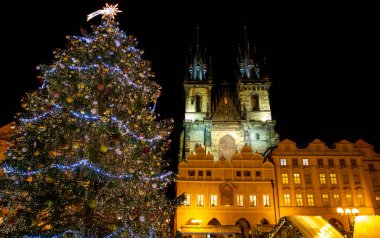 Noel ağacı ile Prag eski şehir Meydanı