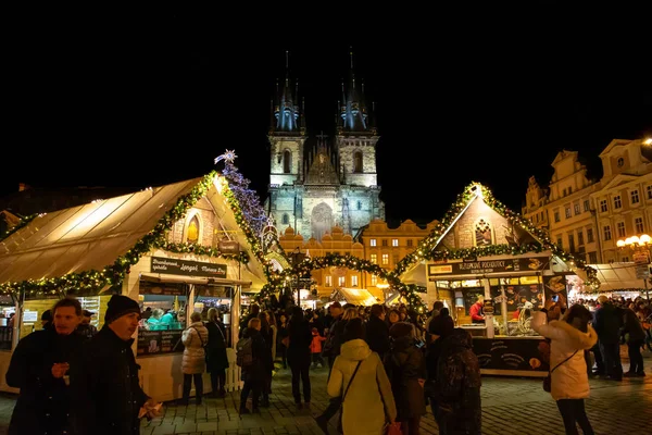 Prague, Tsjechië - 1.12.2018: oude stadsplein in Praag met de kerstboom — Stockfoto