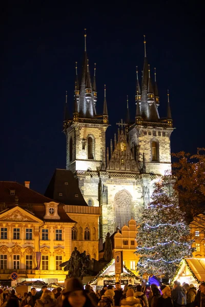 Prague, Czech Republic - 1.12.2018: Old Town Square in Prague with the Christmas tree — Stock Photo, Image