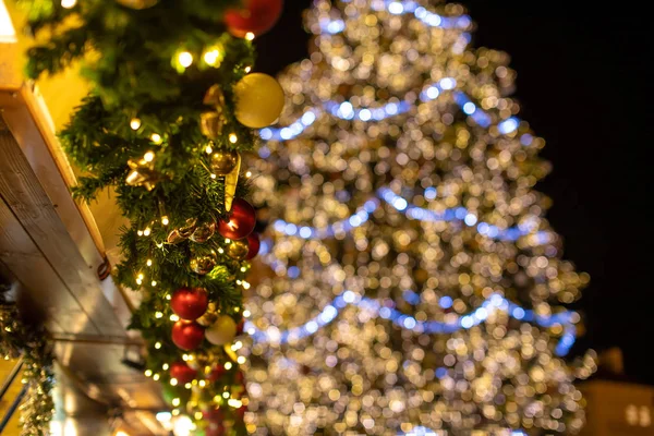 Kerstboom decoratie op het oude stadsplein in Praag — Stockfoto