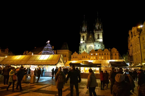 Прага, Чехия - 1.12.2018: Староместская площадь в Праге с елкой — стоковое фото
